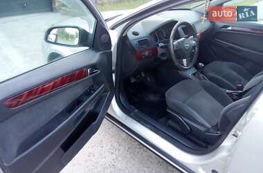 Хэтчбек Opel Astra 2005 в 