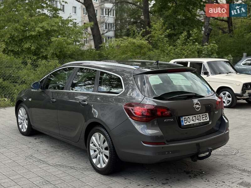 Універсал Opel Astra 2011 в Тернополі