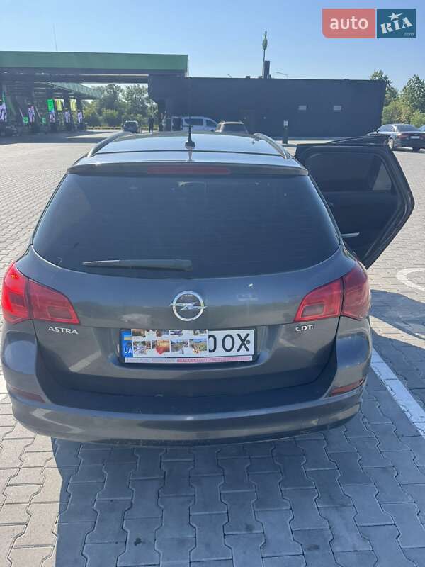 Универсал Opel Astra 2011 в Стрые