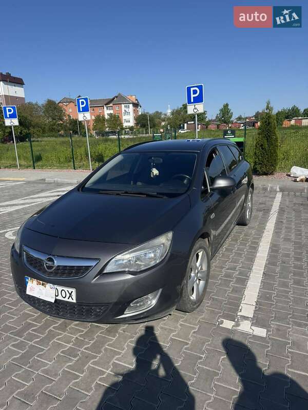 Универсал Opel Astra 2011 в Стрые