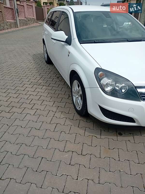 Универсал Opel Astra 2010 в Черновцах
