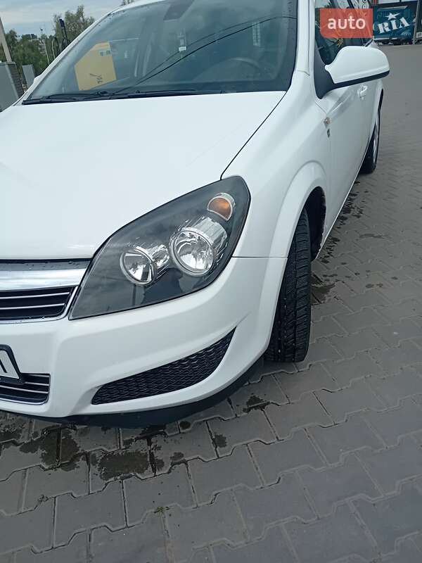 Универсал Opel Astra 2010 в Черновцах