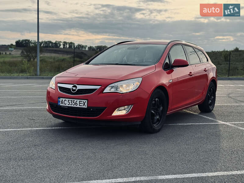 Універсал Opel Astra 2012 в Рівному