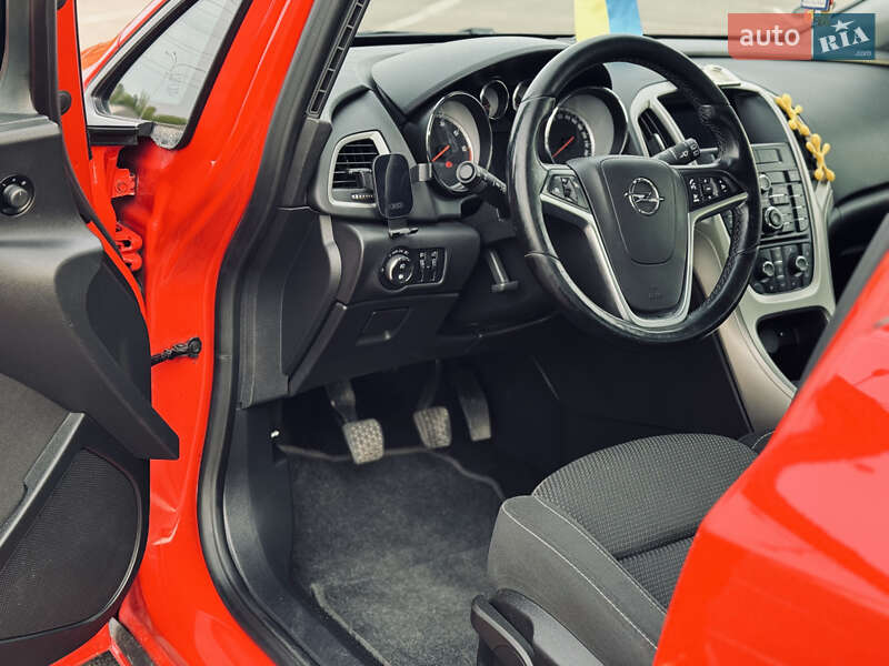 Універсал Opel Astra 2012 в Рівному