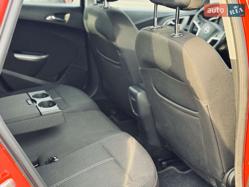 Універсал Opel Astra 2012 в Рівному