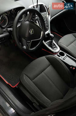 Универсал Opel Astra 2012 в 