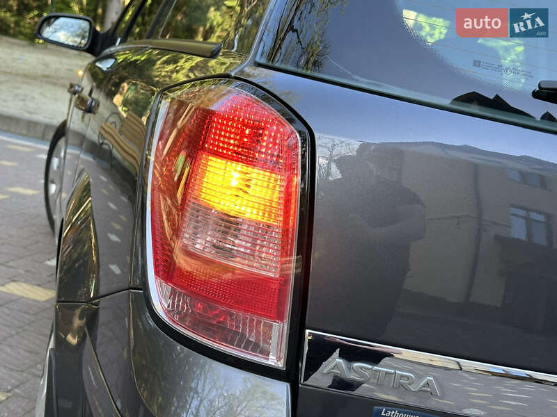 Універсал Opel Astra 2009 в Дрогобичі