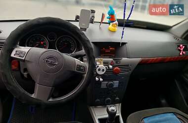Хэтчбек Opel Astra 2005 в 