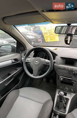Хэтчбек Opel Astra 2005 в 