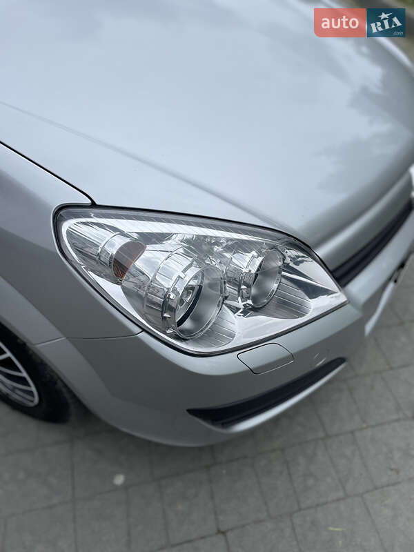 Хетчбек Opel Astra 2004 в Новояворівську