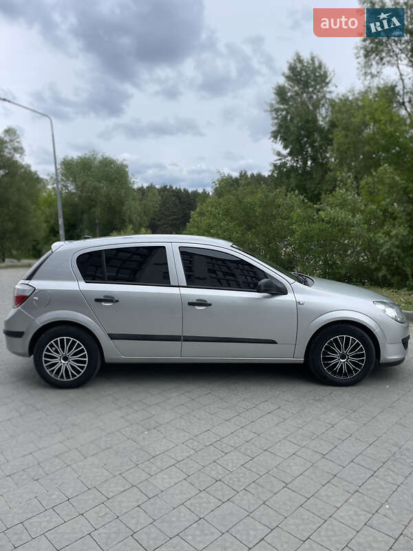 Хетчбек Opel Astra 2004 в Новояворівську