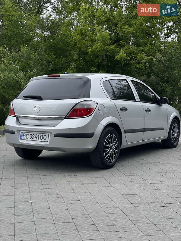 Хетчбек Opel Astra 2004 в Новояворівську
