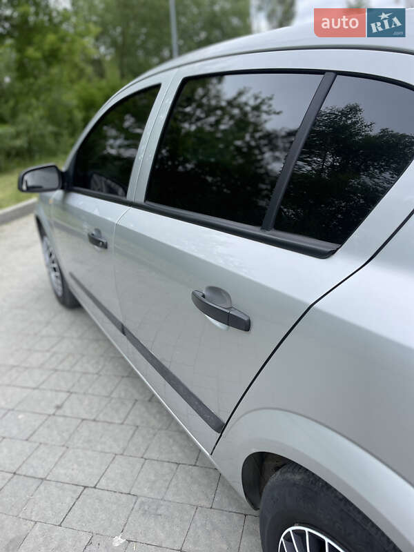 Хетчбек Opel Astra 2004 в Новояворівську