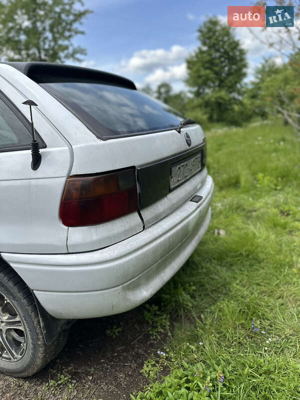Седан Opel Astra 1993 в Долине