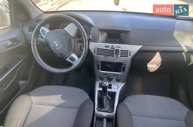 Хэтчбек Opel Astra 2012 в 