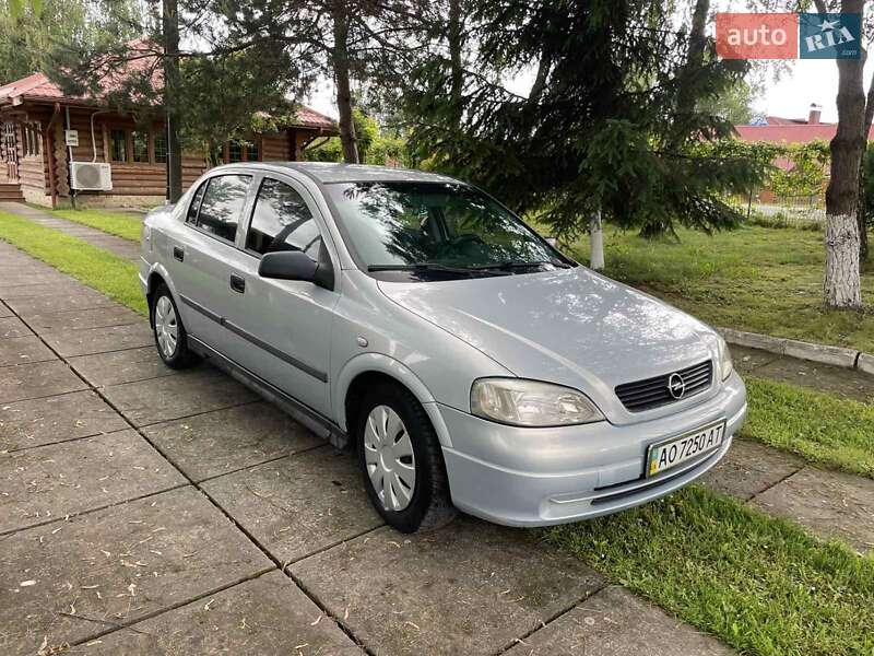 Седан Opel Astra 2004 в 
