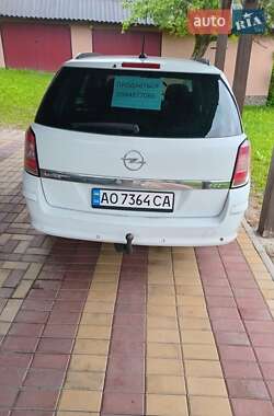 Универсал Opel Astra 2010 в Хусте