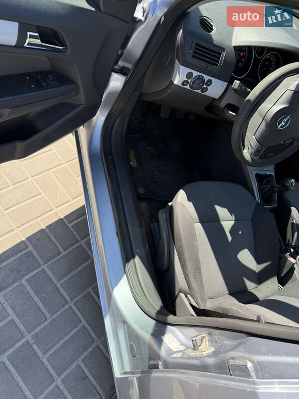Універсал Opel Astra 2005 в Луцьку