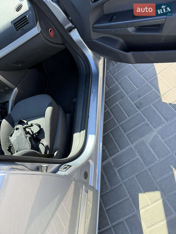 Універсал Opel Astra 2005 в Луцьку