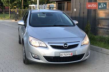 Хэтчбек Opel Astra 2011 в 