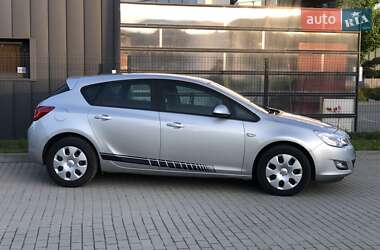 Хэтчбек Opel Astra 2011 в 
