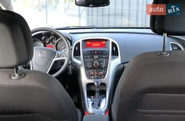 Хэтчбек Opel Astra 2011 в 