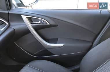 Хэтчбек Opel Astra 2011 в 