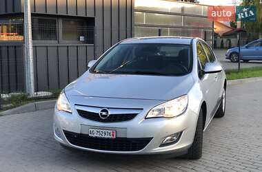 Хэтчбек Opel Astra 2011 в 