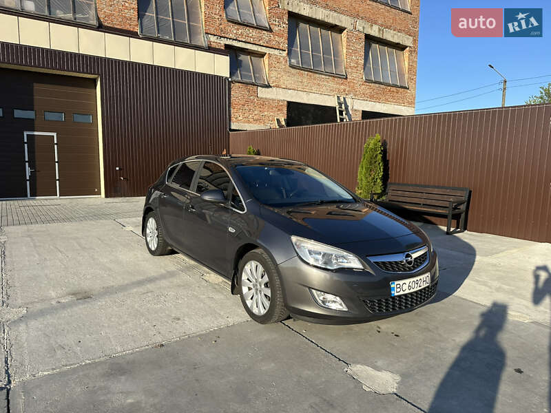 Хэтчбек Opel Astra 2010 в 