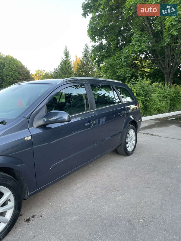 Универсал Opel Astra 2010 в Ровно