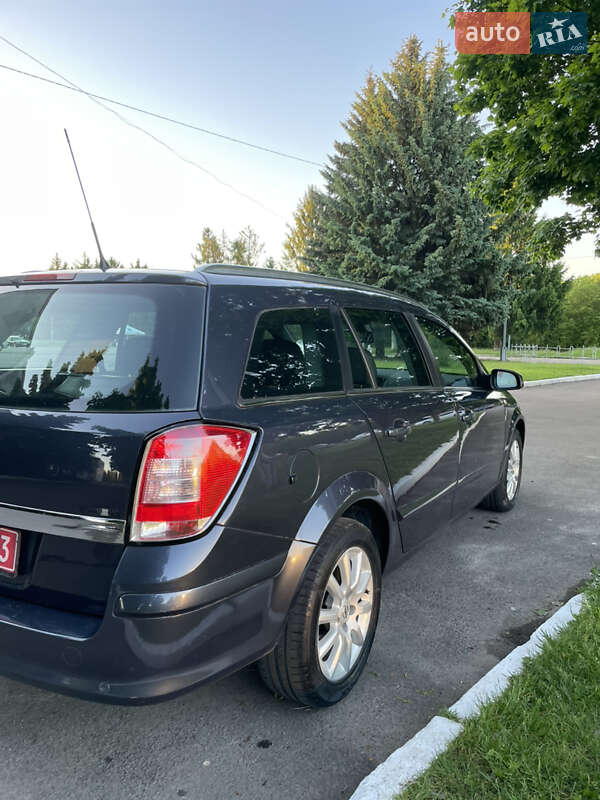 Универсал Opel Astra 2010 в Ровно