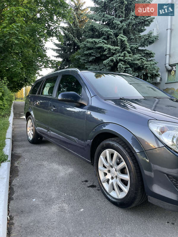 Универсал Opel Astra 2010 в Ровно