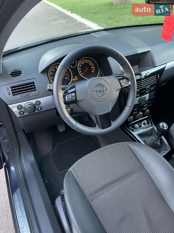 Универсал Opel Astra 2010 в Ровно