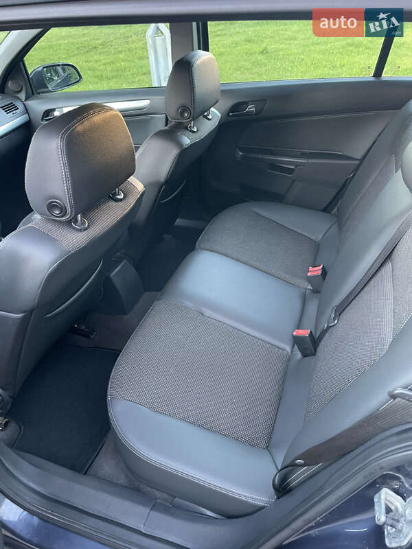 Универсал Opel Astra 2010 в Ровно