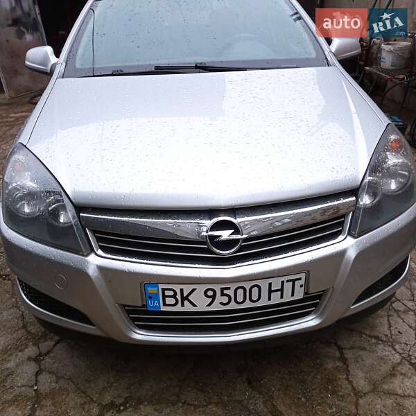 Хэтчбек Opel Astra 2012 в 