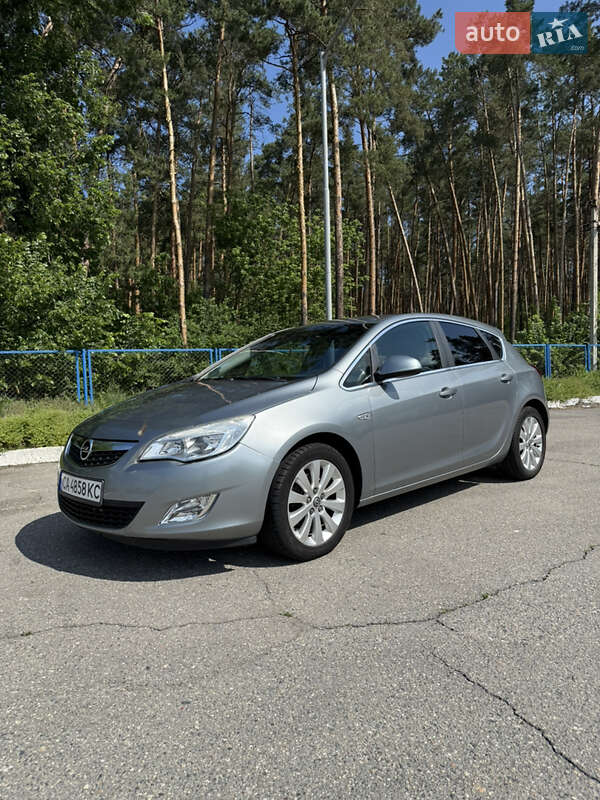 Хэтчбек Opel Astra 2011 в 