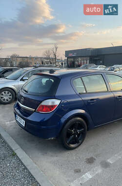 Хэтчбек Opel Astra 2005 в 