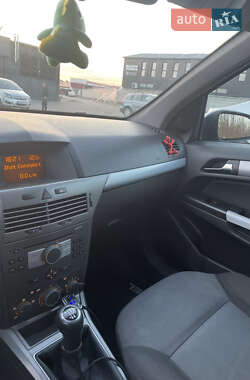 Хэтчбек Opel Astra 2005 в 