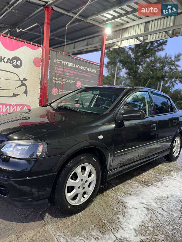 Седан Opel Astra 2006 в Новых Санжарах
