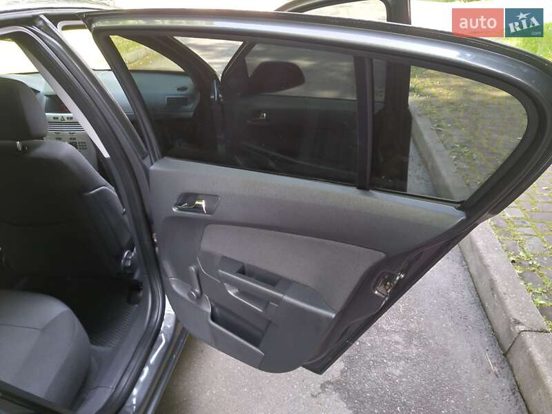 Седан Opel Astra 2011 в Трускавце