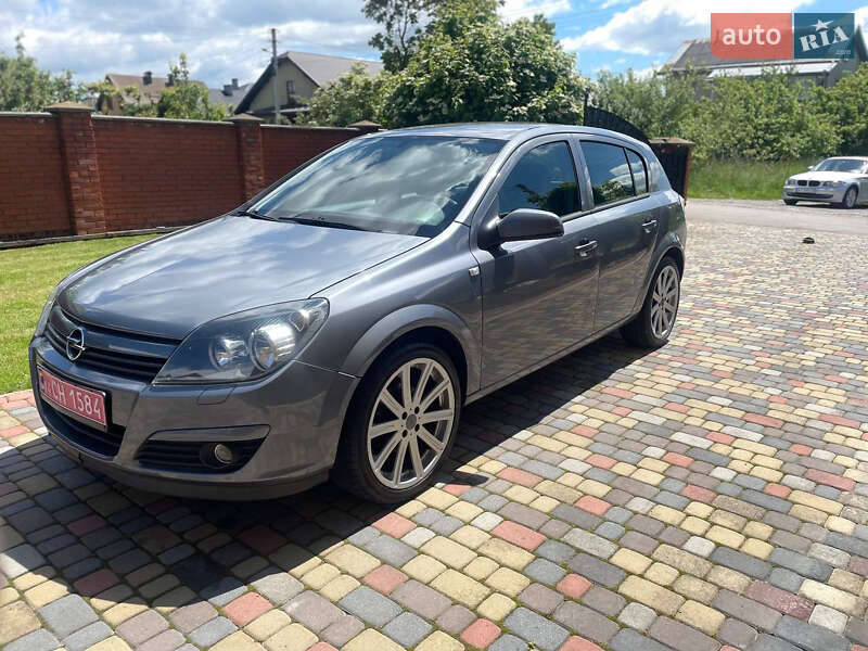 Хэтчбек Opel Astra 2005 в Тысменице