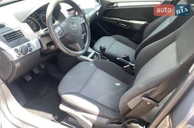 Хэтчбек Opel Astra 2005 в 