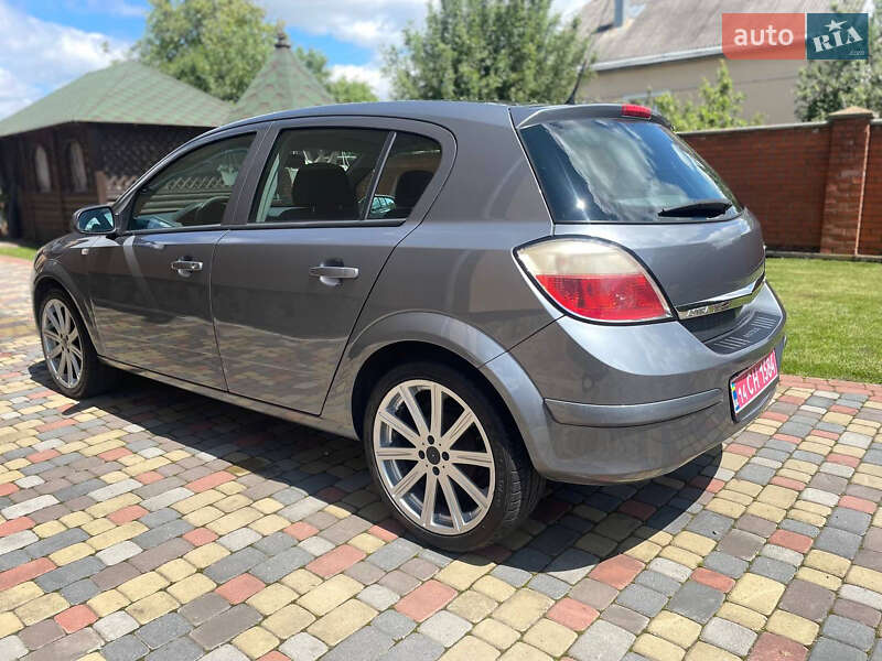 Хэтчбек Opel Astra 2005 в Тысменице