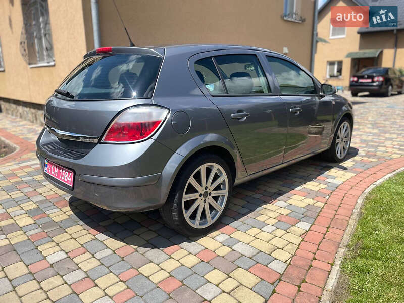 Хэтчбек Opel Astra 2005 в Тысменице