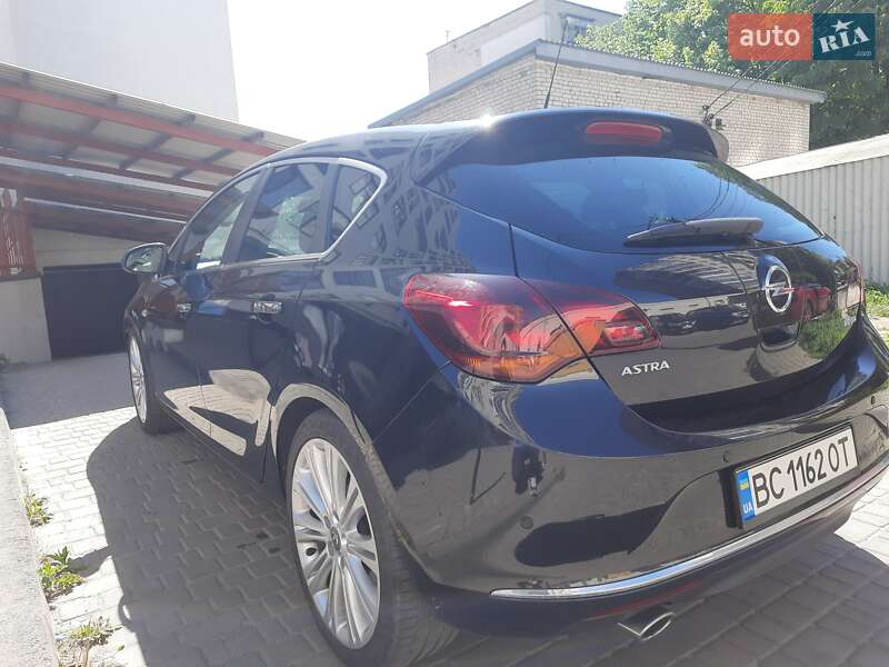 Хэтчбек Opel Astra 2013 в Львове