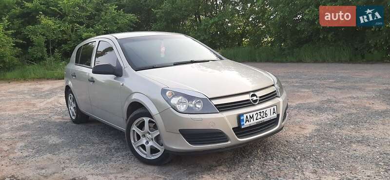 Хэтчбек Opel Astra 2005 в 