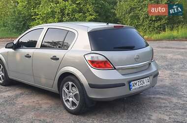 Хэтчбек Opel Astra 2005 в 