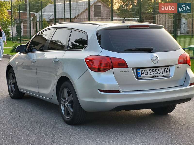 Універсал Opel Astra 2011 в Вінниці