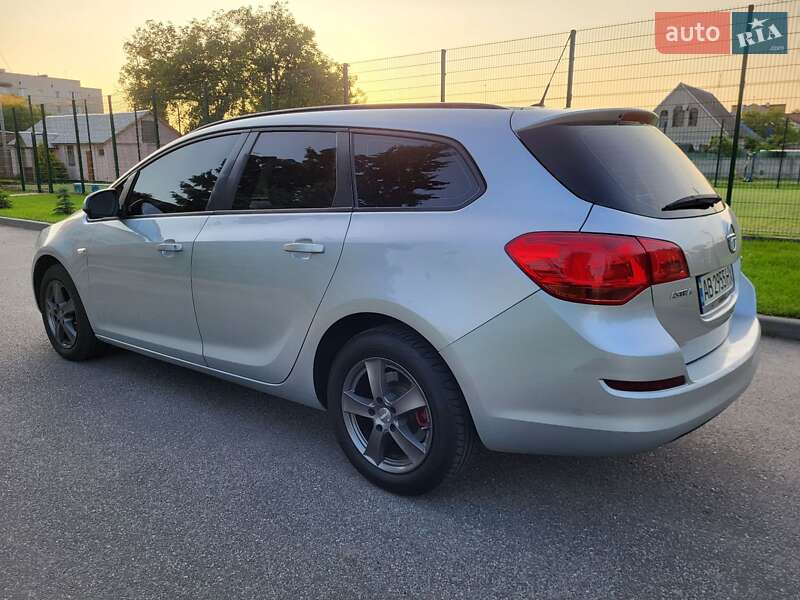 Універсал Opel Astra 2011 в Вінниці