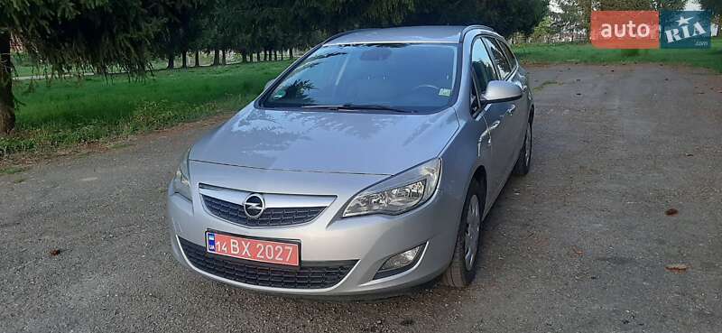Универсал Opel Astra 2011 в Стрые